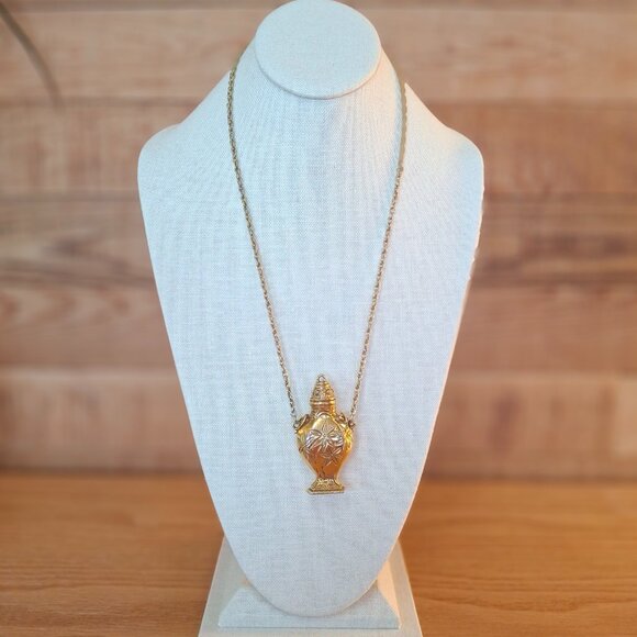 Vintage Goldette Gold Toned Etched Bottle Pendant Necklace - Picture 4 of 6